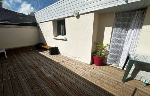 Terrasse bois finalisée, idéale pour profiter d’un espace extérieur agréable et facile d’entretien.