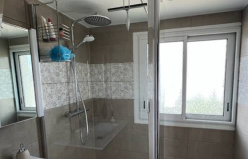 La fenêtre aluminium dans la salle de bain rénovée