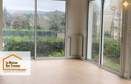 Une vue imprenable sur l’extérieur depuis le salon, qui laisse entrer la nature dans la maison pour une ambiance apaisante.