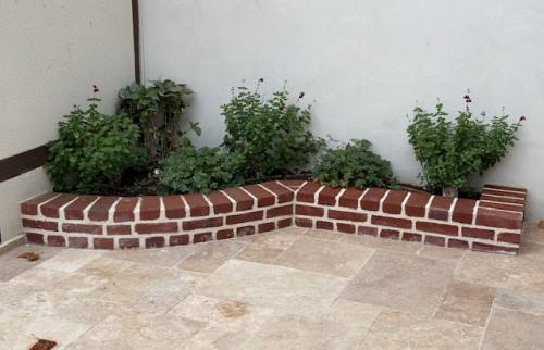 Un massif le long de la terrasse