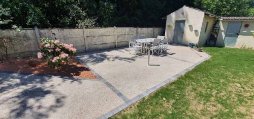 Nouvelle terrasse en béton désactivé après travaux de rénovation extérieure - Sénart 77127