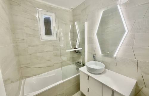 Rénovation salle de bain haut de gamme-beige et or