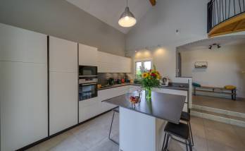 Une cuisine moderne, épurée, lumineuse