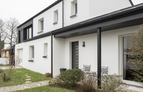 Surélévation d'une maison en bardage zinc anthracite à Vertou