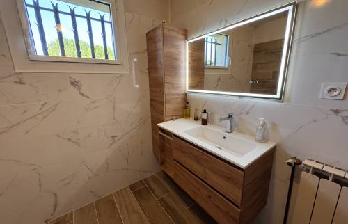 Salle de bain moderne miroir led La Maison Des Travaux Ales
