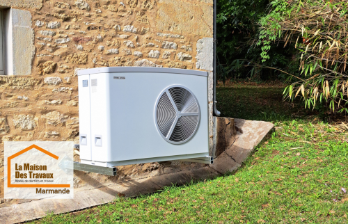 🏡 Une pompe à chaleur bien intégrée en façade, pour une rénovation énergétique efficace et esthétique près de Fumel.