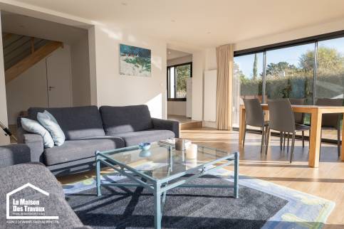Extension maison à Saint-Gildas – Un salon baigné de lumière naturelle