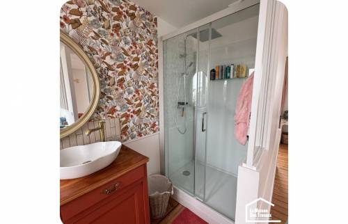 Papier peint dans une salle de bain 