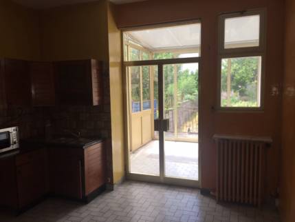 Rénovation de sol - ancien carrelage dans la cuisine donnant sur une véranda - Nantes 44
