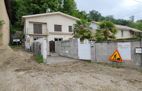 Vue du chantier avant la rénovation du garage, de la clôture et des accès à Saint-Cassien.
