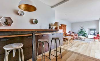 Intégration d'un bar pour un espace déjeuner dans cette cuisine