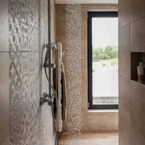 Grande douche à l’italienne avec niche carrelée intégrée – Christine ZILLIOX MH Interior