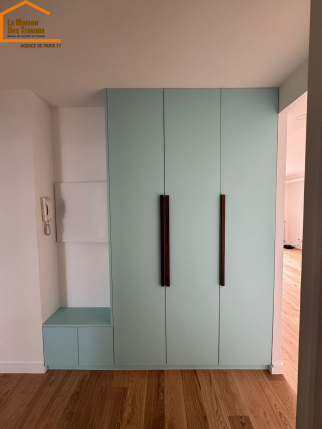 Placard de rangement toute hauteur et banquette intégrée dans une entrée rénovée