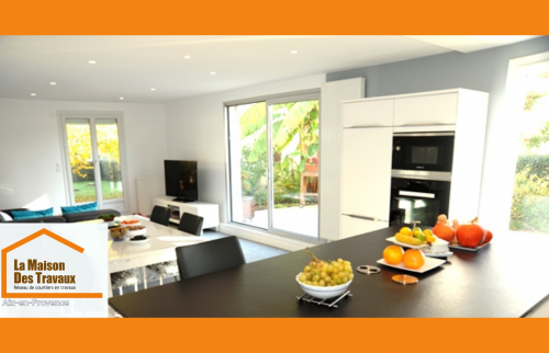 Vue d’ensemble d’une cuisine et salle à manger rénovées, alliance de confort et modernité près du Puy-Sainte-Réparade.