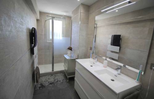 Installation d'une douche dans une salle de bain à Deauville