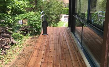 terrasse en bois sur les cotés de la maison