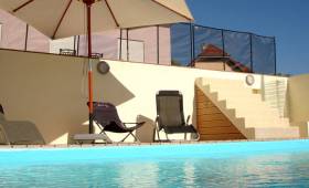 Piscine avec eau turquoise