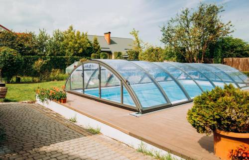 Piscine avec abri manche 