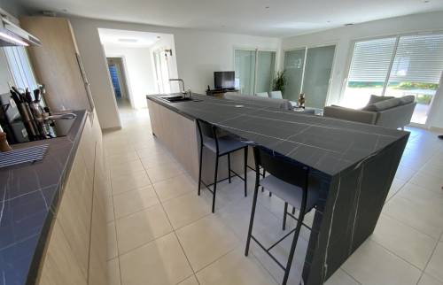 Cuisine avec îlot central La Maison Des Travaux Alès