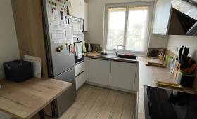 Pose de carrelage imitation parquet dans une cuisine rénovée - Valence 26000