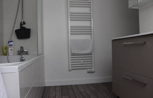 Lavabo d’une salle de bains sous combles à Cholet