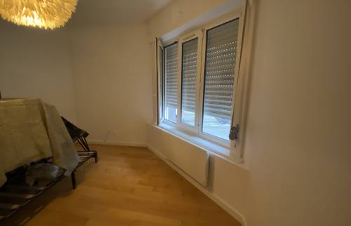 Peinture, plinthes et finition pour ce salon sur façade rue 