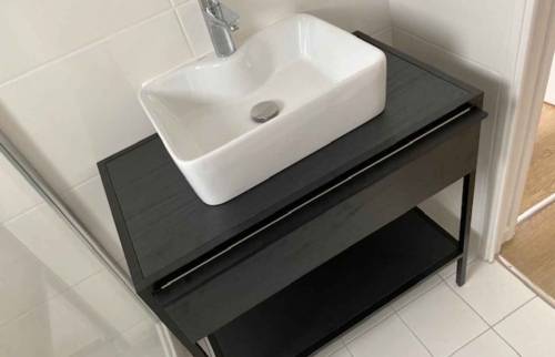 Installation d'un lavabo à Deauville