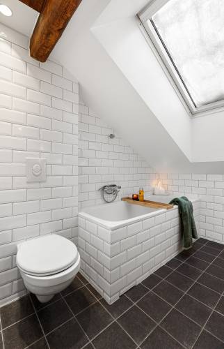 Création salle de bain sous Velux® ancienne ferme carrelage blanc métro à Gouézec (29190)