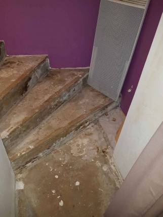 Escalier en béton avant travaux de rénovation - Moissy-Cramayel 77550