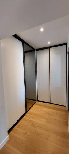 Dressing sur-mesure en angle avec porte coulissante et miroir