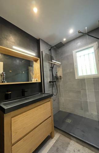 Salle de bain dans les tons gris, noir, et bois, très tendance ! 