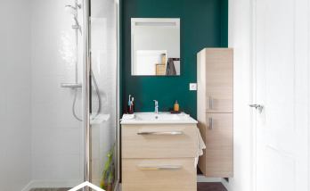 salle de bain vert de face avec lavabo en bois clair