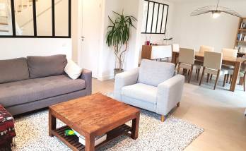 Salon avec sol en parquet massif collé verrière délimitation cuisine salle à manger à Aubagne (13400)