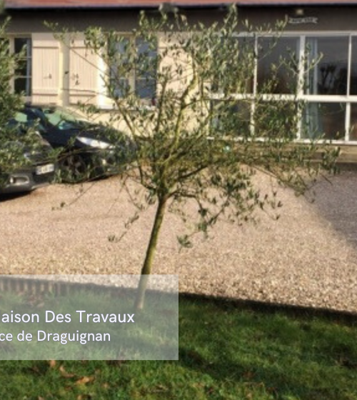 Vue de la façade avant la rénovation, montrant l’avancée ouverte devant la porte d’entrée.