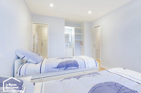 Chambre d'enfants avec salle de bain attenante