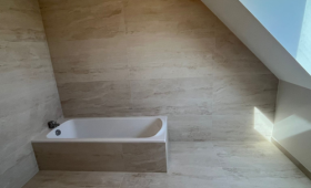 Salle de bain rénovée en travertin à Plémy (22) – ambiance chaleureuse et naturelle