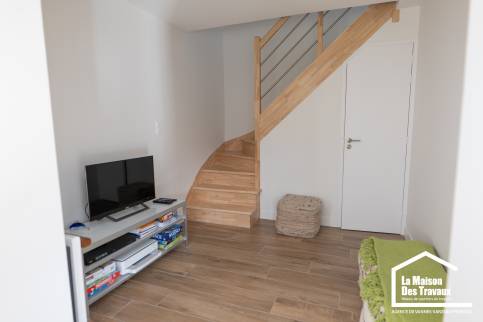 escalier bois simple dans maison rénovée à Saint Gildas