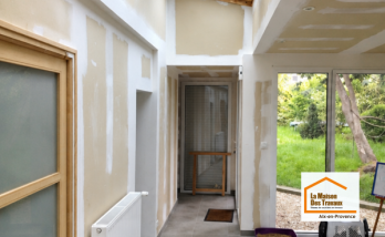 Travaux d'isolation des murs par l'intérieur dans une maison à Aix-en-Provence (13090), avant la rénovation des finitions pour améliorer durablement le confort thermique.
