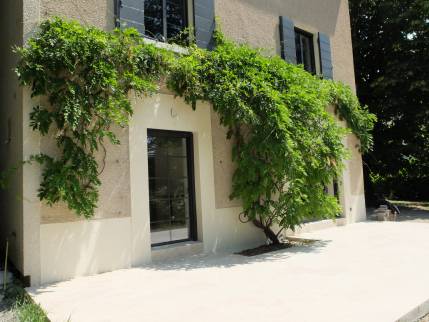 Ecully (69130) : création d'une grande terrasse extérieure en Travertin