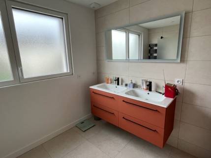 Nouveau meuble vasque dans une salle de bain rénovée - Nantes 44200