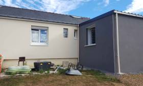 rénovation d'une maison blanche et grise