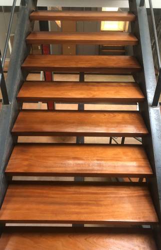  détail des marches rénovées loft Paris