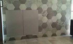 Carrelage au sol et habillage d'un bar en carreaux ciment, Maison Lyon Ouest