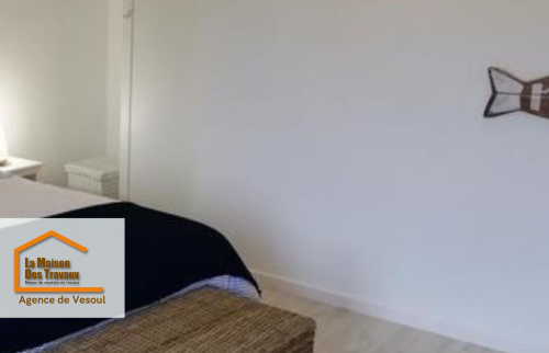 Détails de la décoration murale après rénovation, mettant en valeur la luminosité et la finition des travaux.