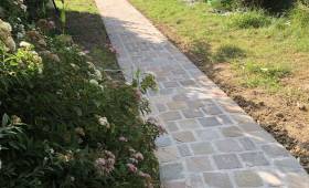 Réalisation d'une allée de jardin en pavés de rue
