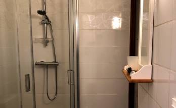 Petite salle de bain : La douche a remplacé les WC