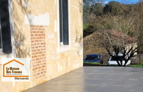 Création d’une terrasse béton lissée près de Fumel : un aménagement extérieur durable avec évacuation des eaux optimisée, orchestré par Sandrine Férin – La Maison Des Travaux Marmande.