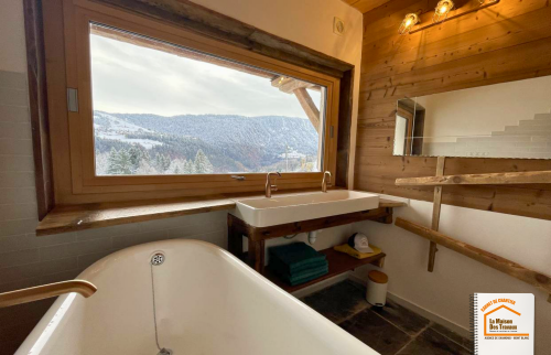 salle de bain chalet ancien, rénovation bâtisse agricole, baignoire vintage montagne, bois de récupération chalet, rénovation maison de caractère, la maison des travaux sallanches, courtier en travaux sallanches