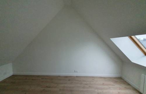Nouvelle chambre parentale aménagée dans les combles, espace fonctionnel et lumineux