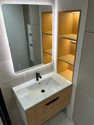 Salle de bain rénovée avec meuble vasque sur mesure et niches murales - Nantes 44